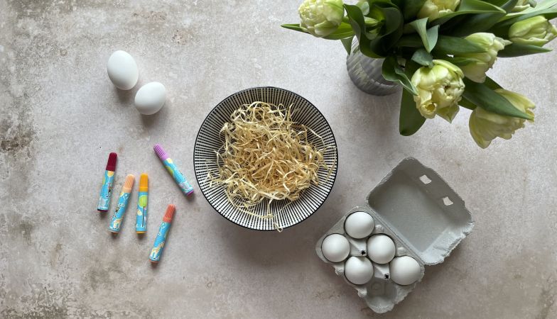 Filzstifte, Eier und Ostergras - mehr brauchst du nicht für ein hübsches Osternest.
